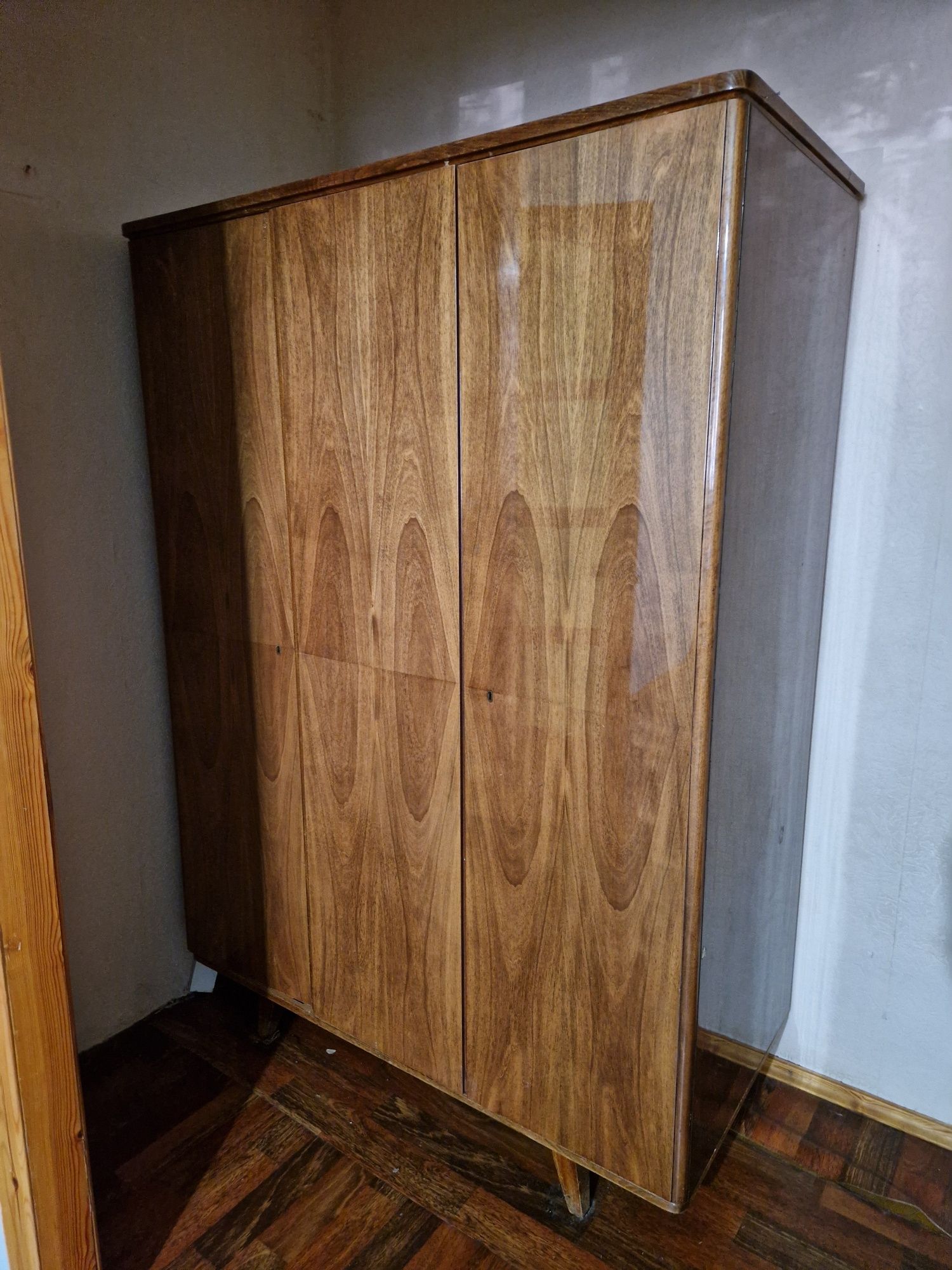 Продам сервант и шкаф
