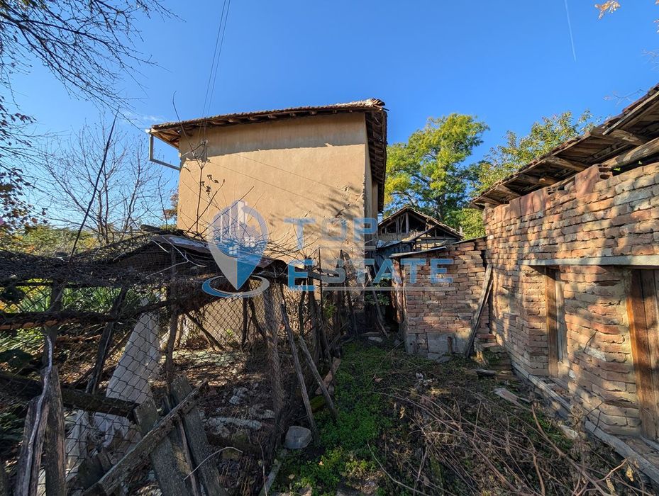 Двуетажна къща с голям двор и кладенец в село Сломер