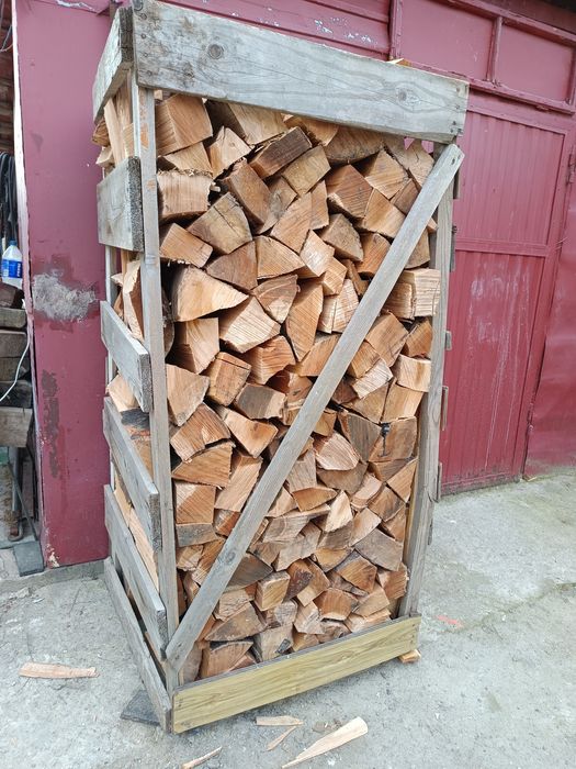 Lemn de foc tăiate crăpate paletizate fag, stejar,salcam.