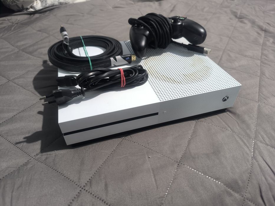 Vând Xbox one s 1TB