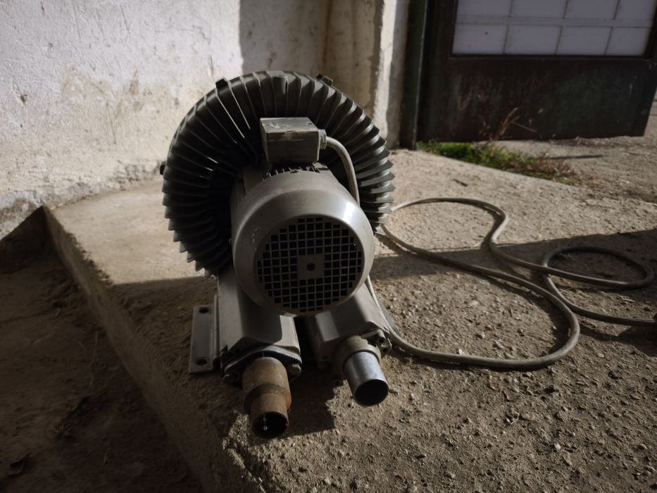 Produsul din imagine este o pompă de vid/suflantă cu canal lateral