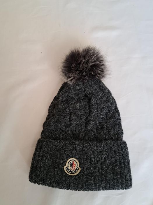 Moncler caciula.