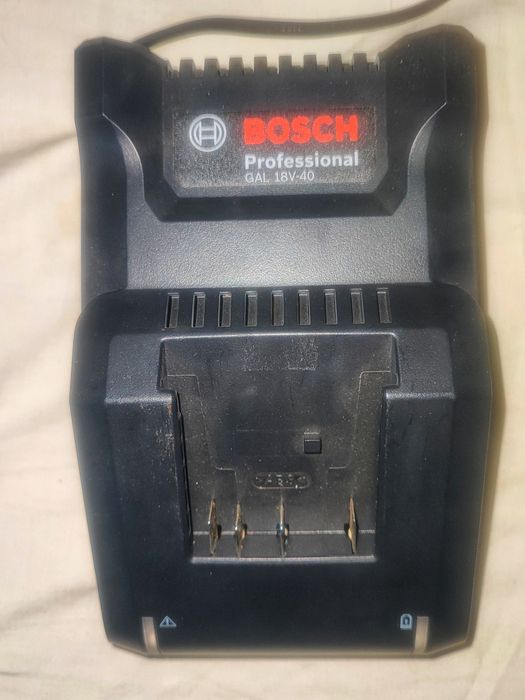 Set Bosch Profesional 18V – Baterie 4Ah + Încărcător GAL 18V-40