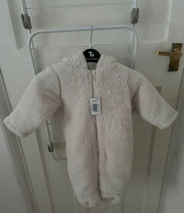 Бял бебешки космонавт