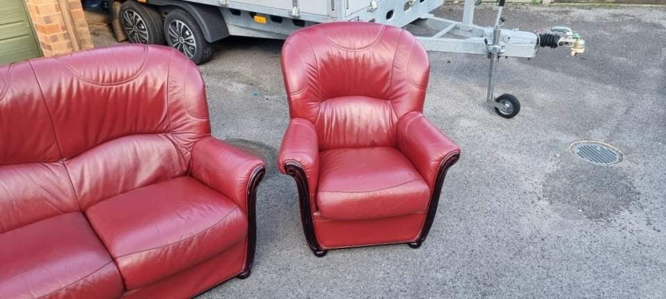 Canapea 3+1+1 piele visiniu insertie lemn negru