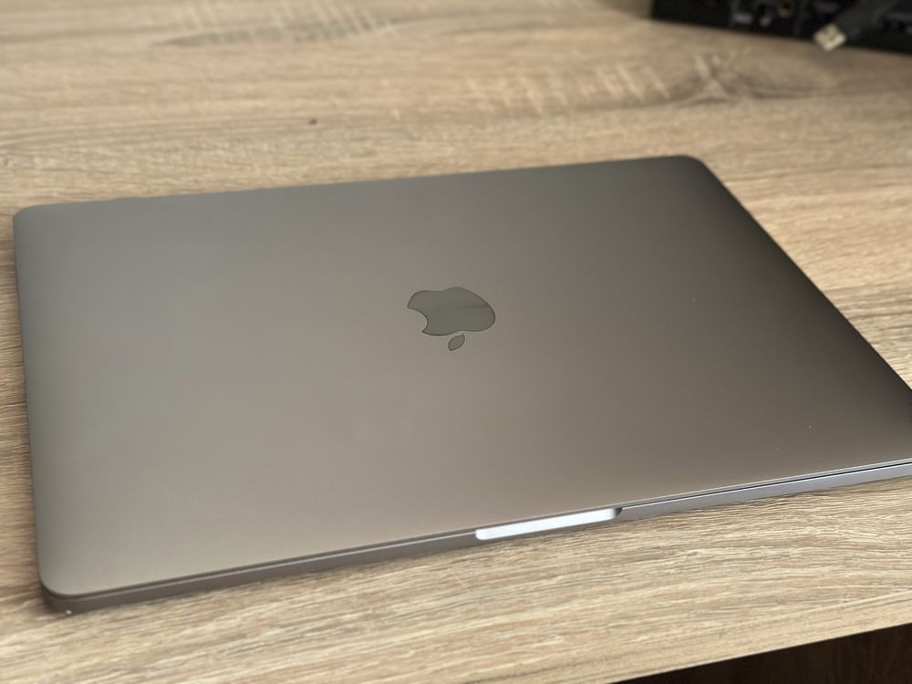 MacBook Pro 13” (2017) Touchbar /  4 thunderbolt – i5 / 16GB / 1TB SSD