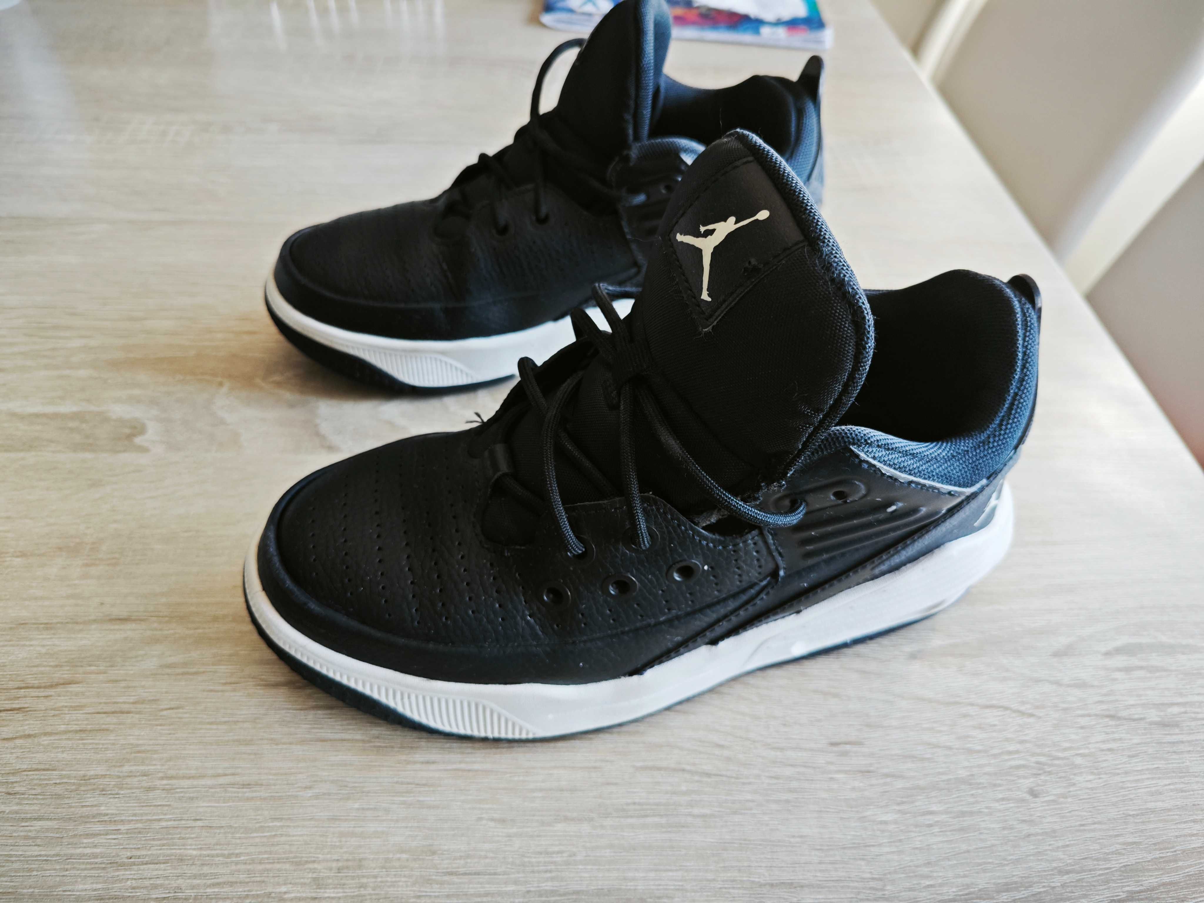 Nike - Баскетболни обувки Jordan Max Aura 5 / номер 35.5