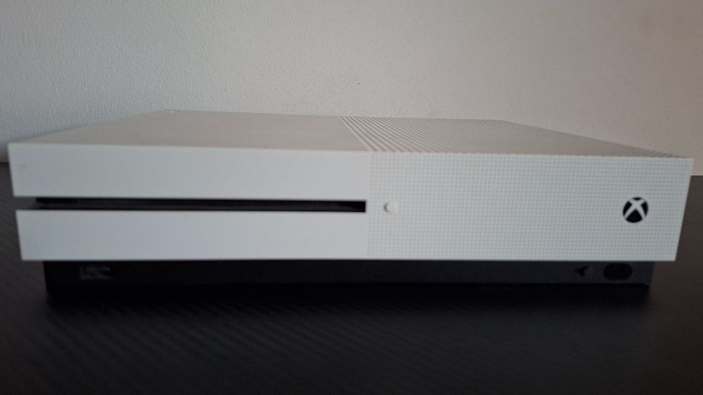 Xbox One S Stare impecabilă+2 Controlere ,Fifa 21,Cablu de alimentare