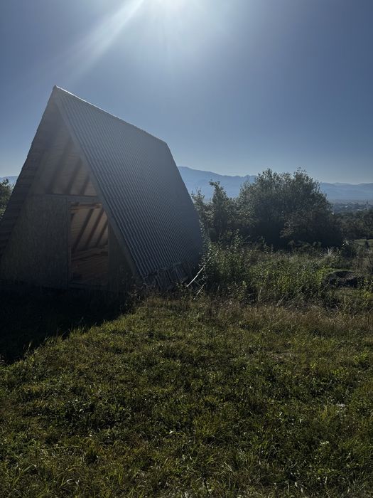 Vand teren cu cabana tip A frame in Vulcan Brasov