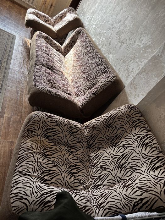 Диван и кресла, кресла раскладываются. Диван требует ремонта