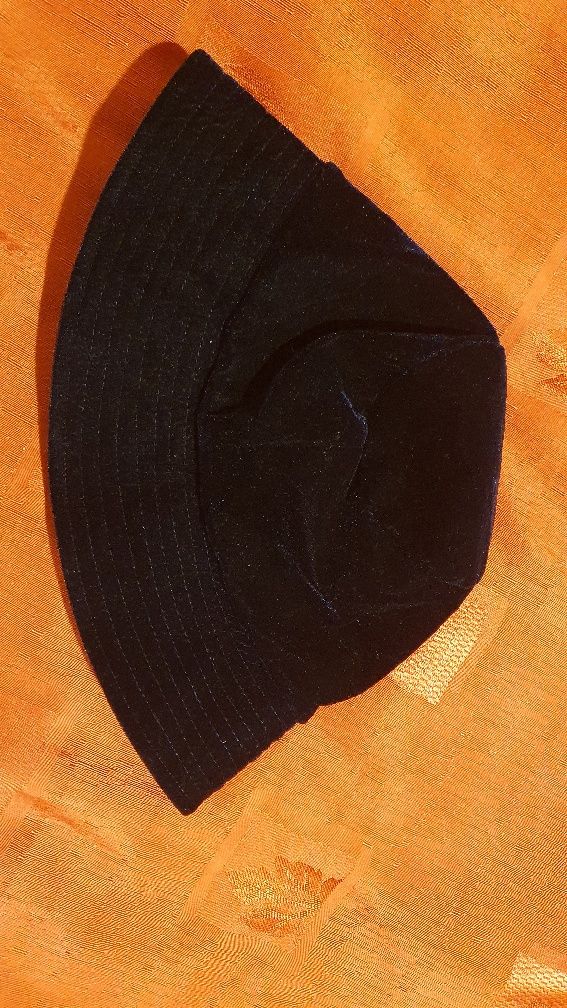 Pălărie noua din  catifea bleumarin, Zara, S