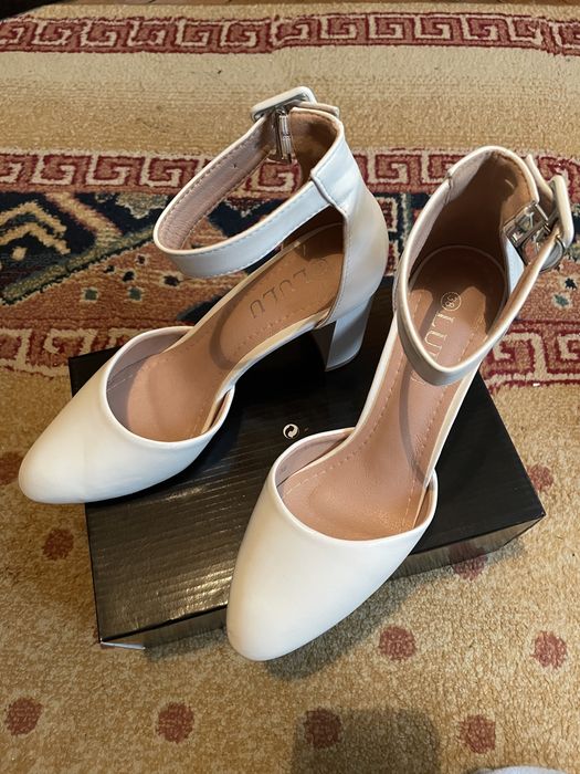 Vand pantofi marimea 37,38 ca noi