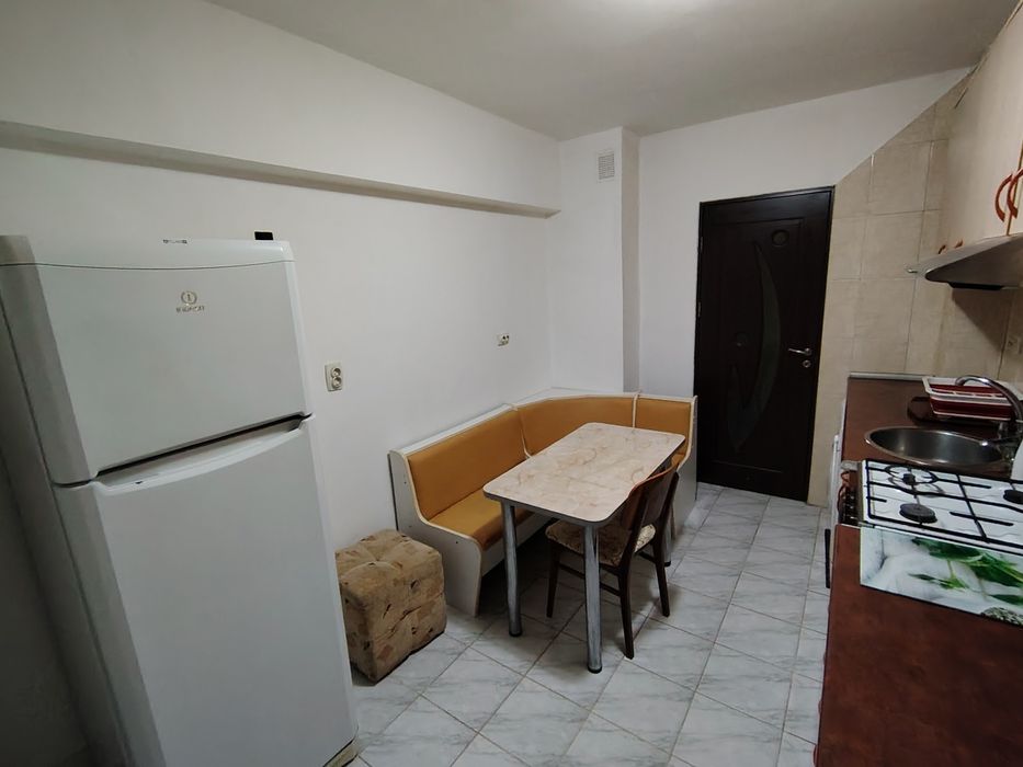 Închiriez apartament cu 3 camere decomandate zona Gării