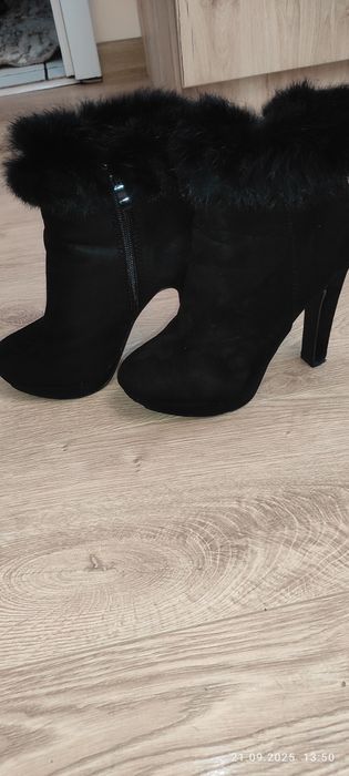 Дамски боти с пух