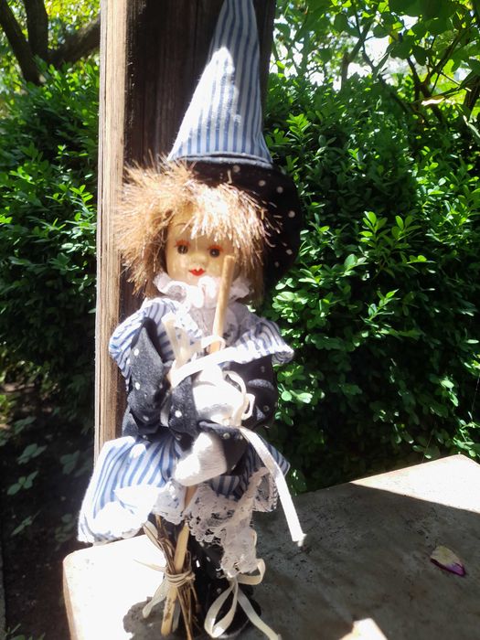 Малка порцеланова кукла