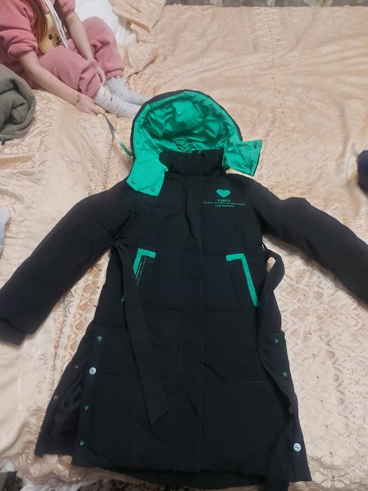 Зимняя детская куртка примерно на 11_12 лет в отличном состоянии .