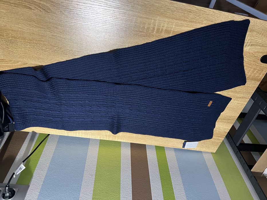 Fular GANT cu brand imprimat in piele