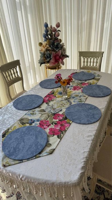 Раннер под тарельники и дастархан добовляет уют красоту.