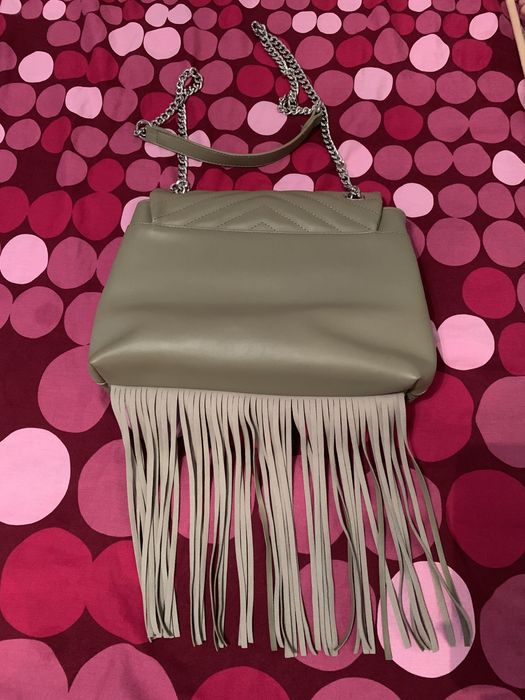 Малка чанта с дълга дръжка и ресни