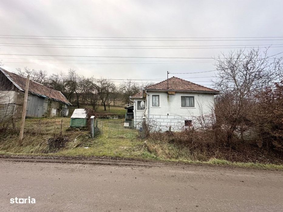 Casa 3 camere , beci , 3000 mp teren , la 12 km de Dej.