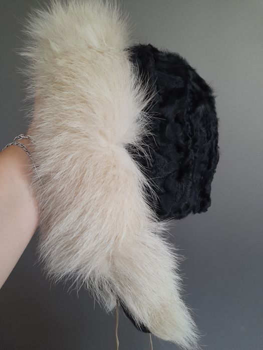 Caciula blana astrahan cu vulpe polara