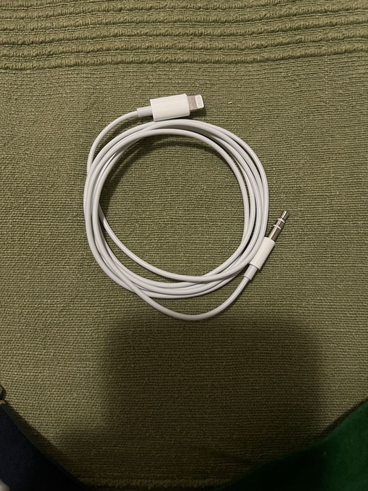 Apple кабел Lightning - Audio 3.5 mm