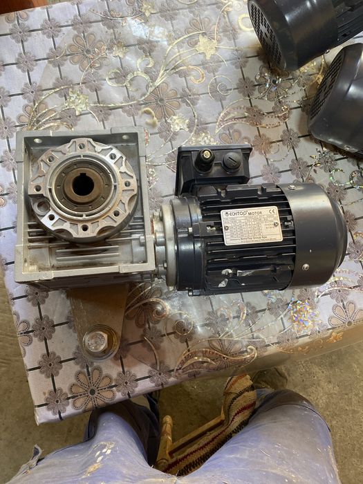 Motor electric cu reductor și cântar electronic