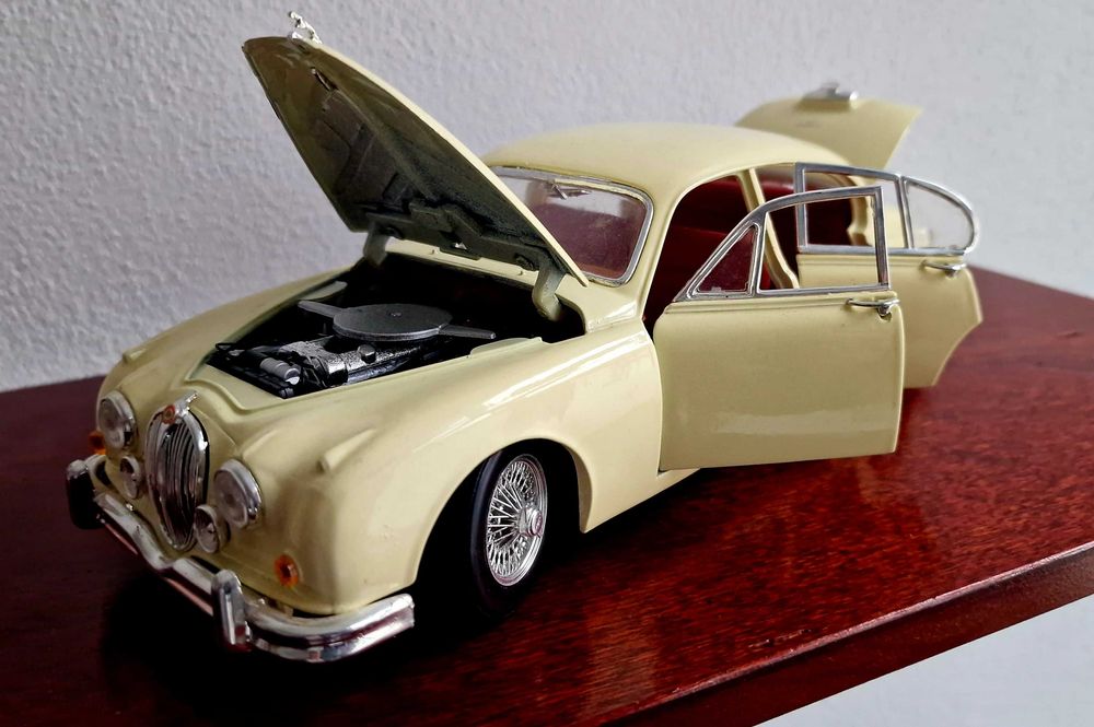 Macheta auto Jaguar Mark II fildeșului si rosu 1959 Maisto 1:18