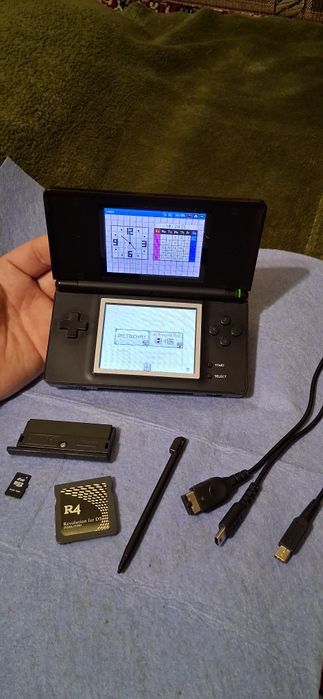 DSLite functional ,accesorii+ card R4 emulator+ msd 2GB