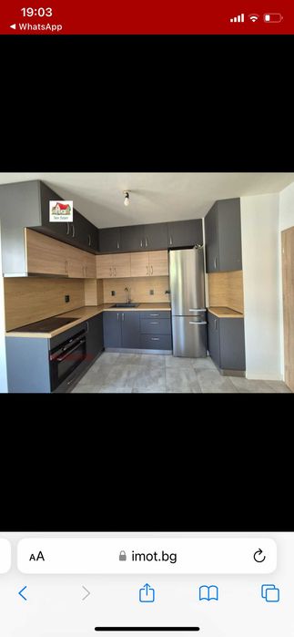 Кухня в цвят графит и натурално дърво