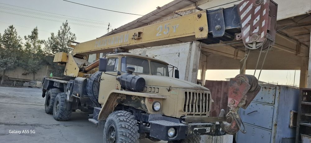 Avto kran ural vezdexod 25 t