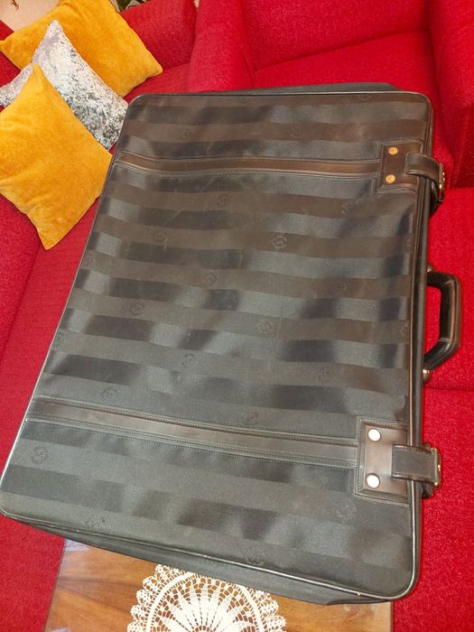 Куфари 2бр. големи 2бр. малки.