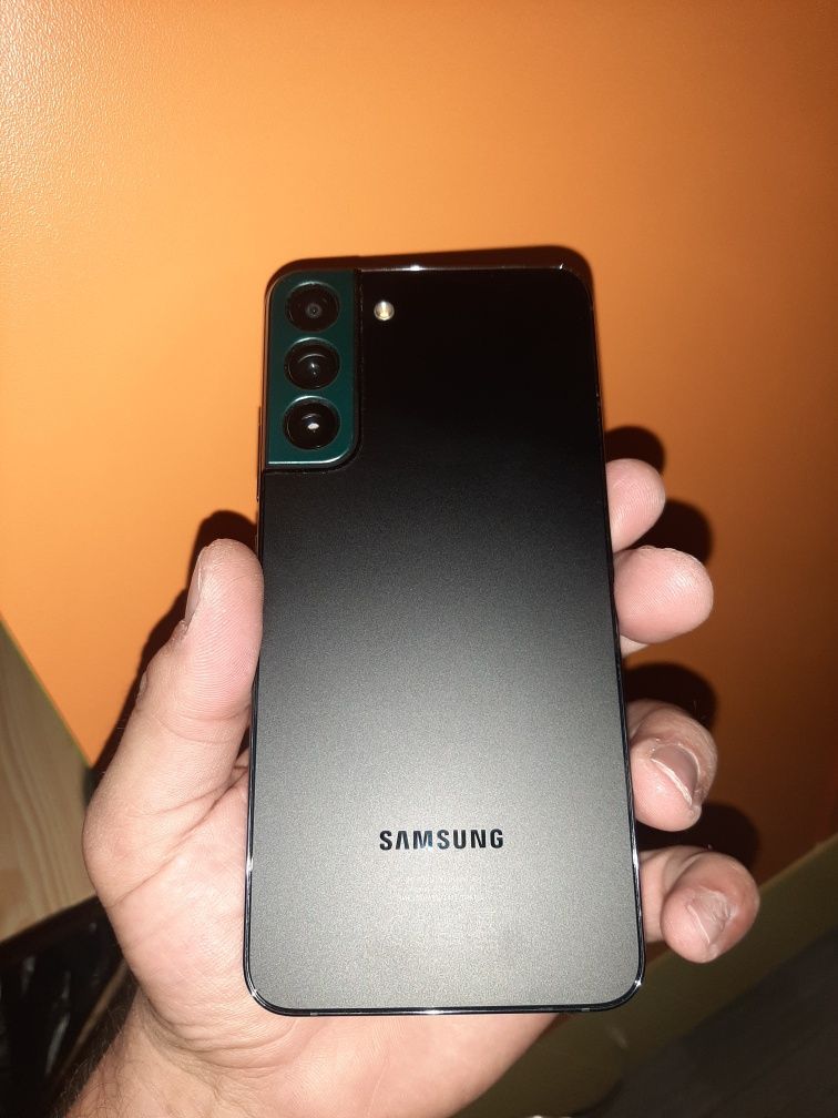 Продавам Samsung Galaxy S22 plus 256 Като нов