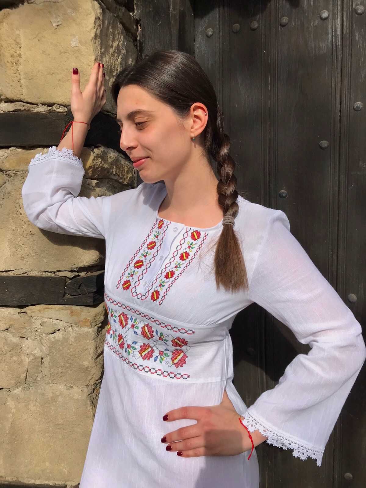 Кенарена рокля с бродерия чисто нова размер С.Цена 100лв.