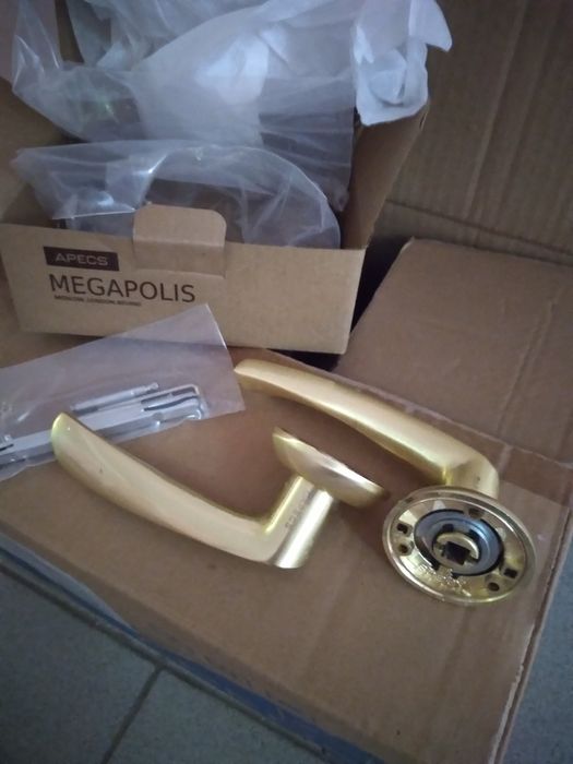 Дверные ручки по 2000 тенге б/у.