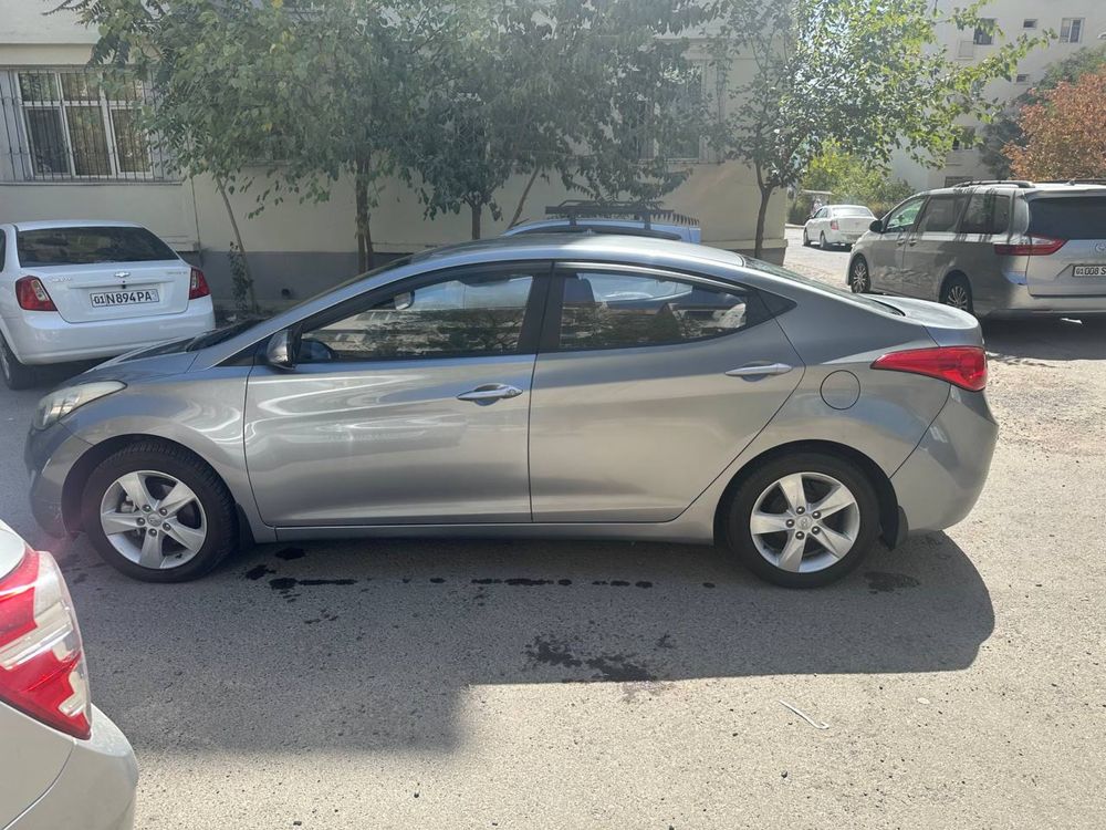 * Hyundai ELANTRA 2012 года механика 1.6 надежная экономичная не дорог