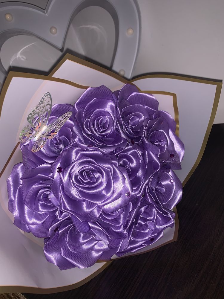 Buchet trandafiri din satin mov cu pietricele si fluturas