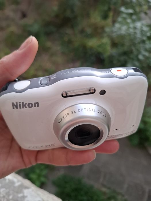 Компактен дигитален фотоапарат Nikon Coolpix S32 ударо и водоустойчив