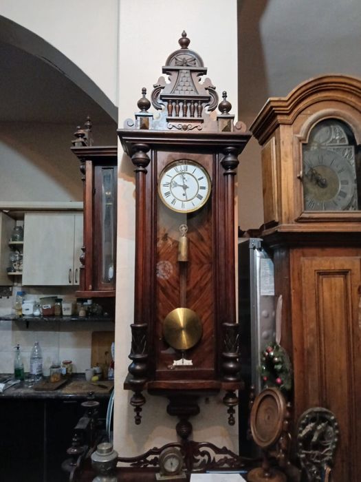 Pendula de perete cu secundar cu o greutate