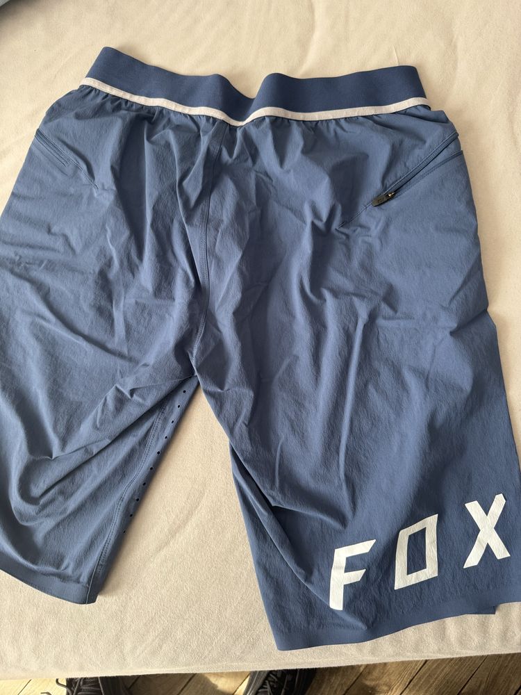 Vand pantaloni scurti FOX