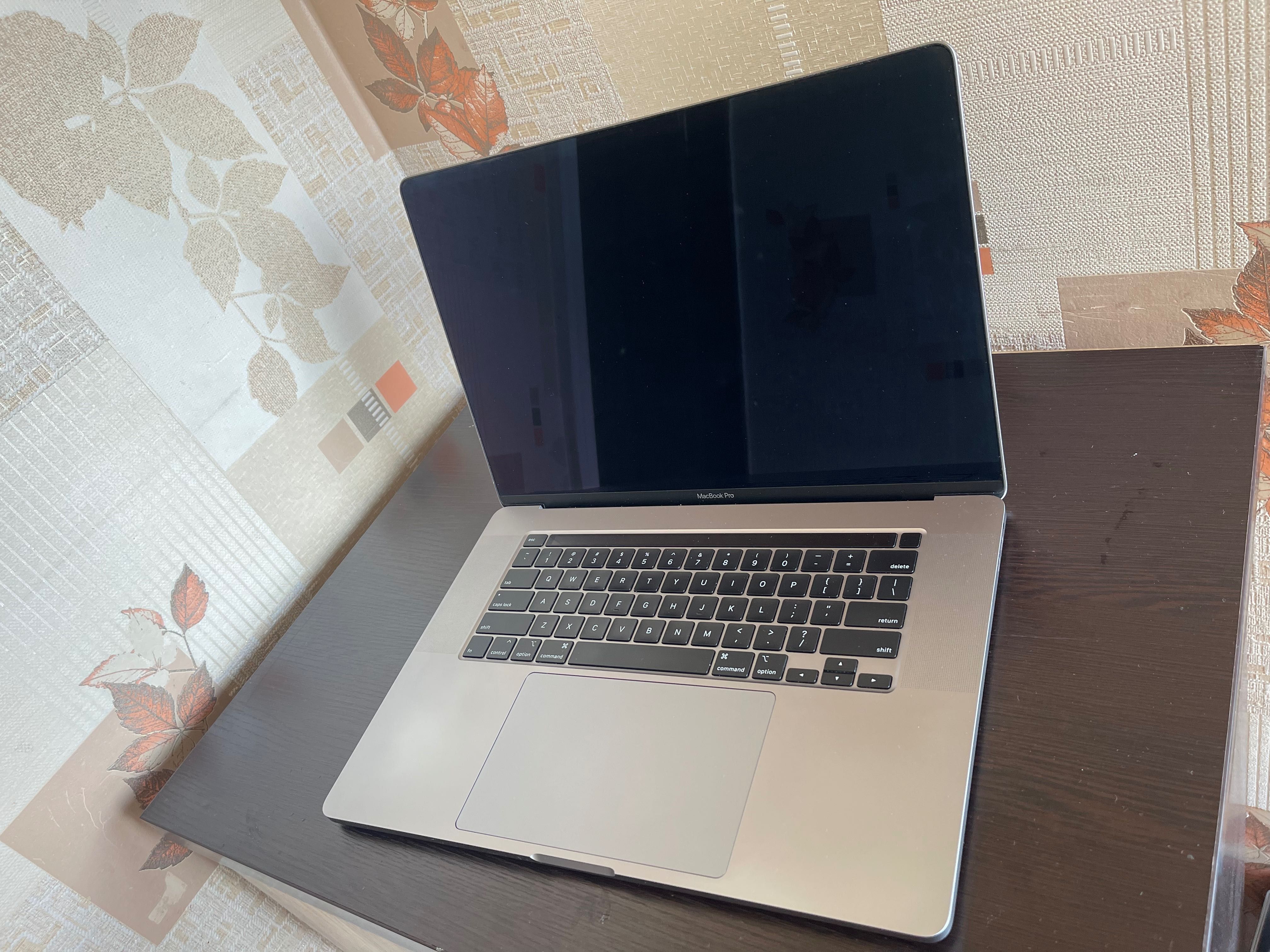 MacBook i7 16gb / 512 gb