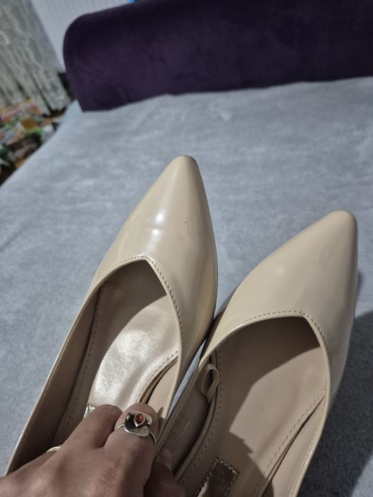 Vând pantofi lacuiți