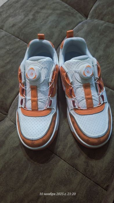 Стильные кроссовки