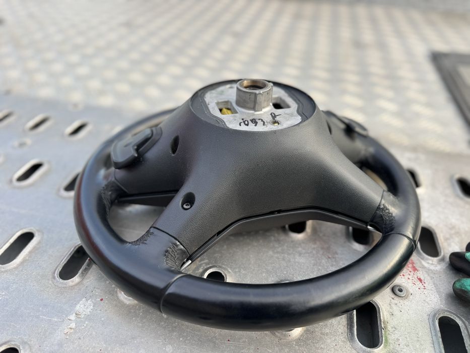 Черен кожен волан с пера свален от Mercedes E класа W212