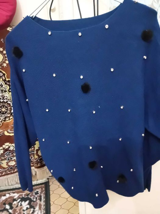 Джемпер стильный синего цвета со стразами