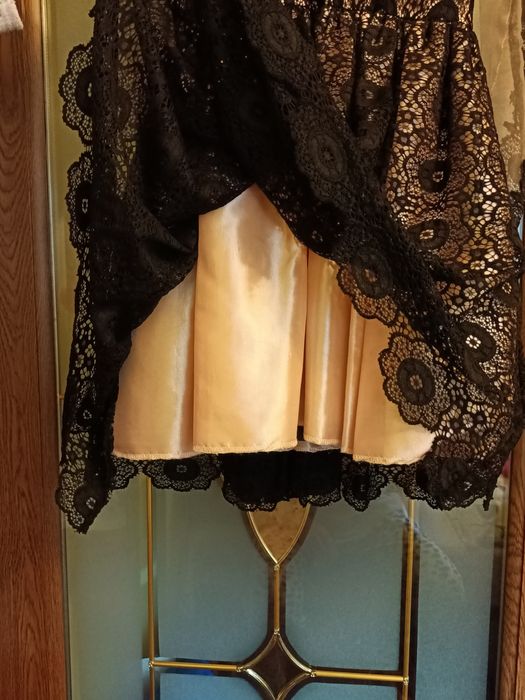 Rochie dantelă neagră scurtă de gală .