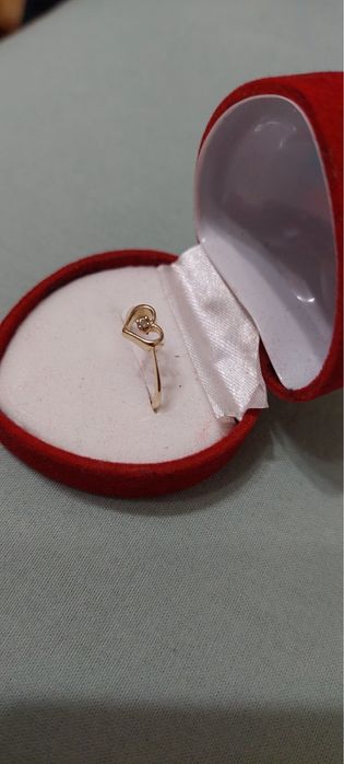 Нов златен пръстен с естествен диамант