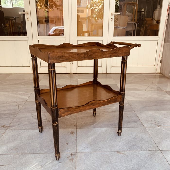 Винтидж масичка на колелца-сервира стил и чар