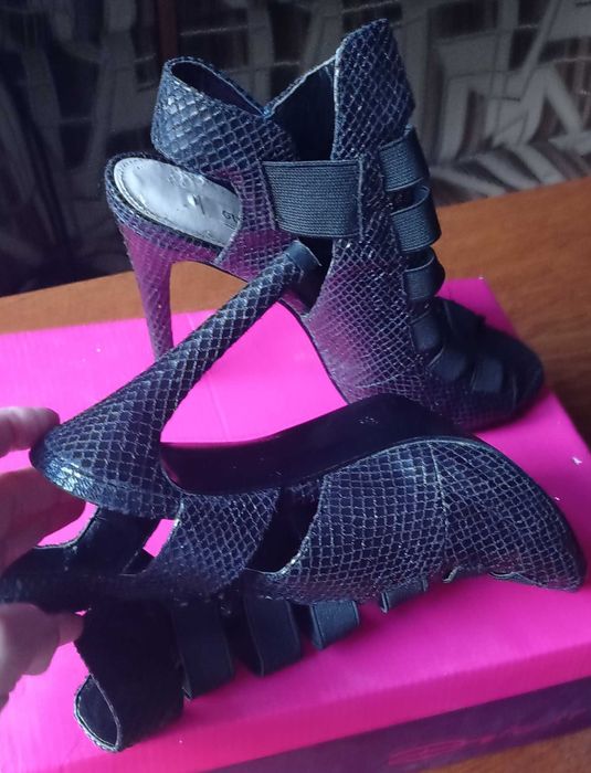 Vand sanda eleganta, Guess