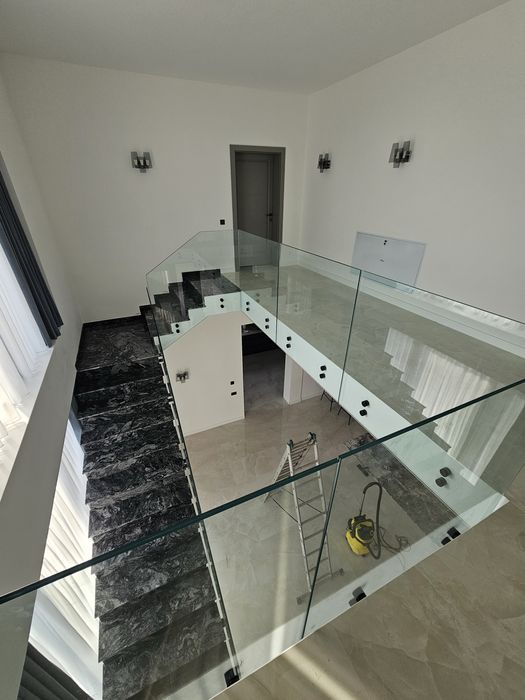Balustrade din sticlă securizată – calitate premium, livrare rapidă!